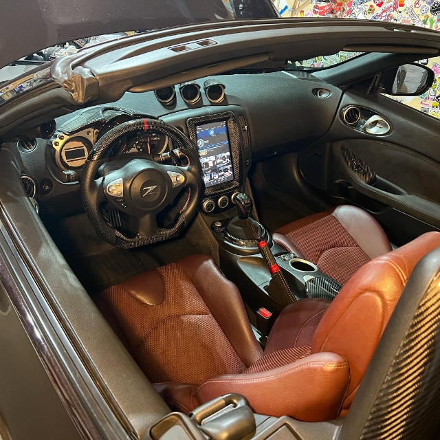 The Brainiac Plastics provides you the perfect Tesla Style kit for your Nissan 370z! Equipped with a color matched satin black face plate for an OEM fit and finish. The sturdy magnetic face plate allows for easy access to the tablet installed in your dashboard.